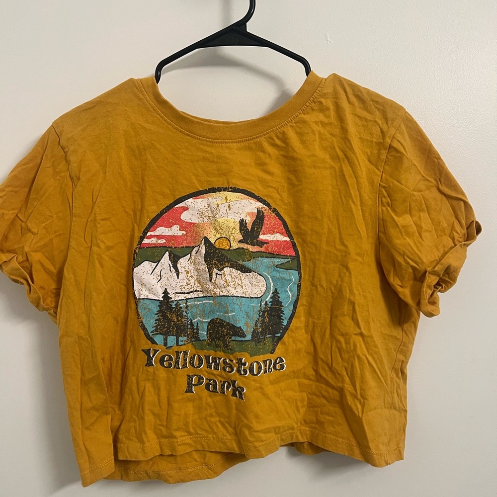Yellowstone park cropped graphic tee. Size L